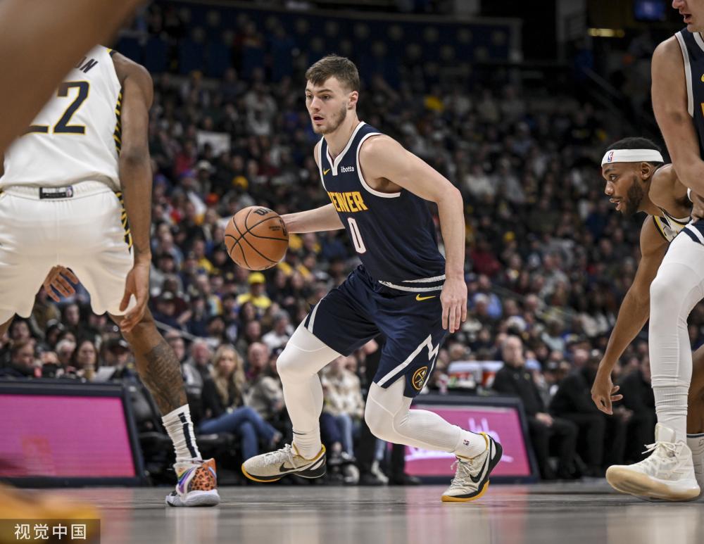 她可以仔细 她可以仔细